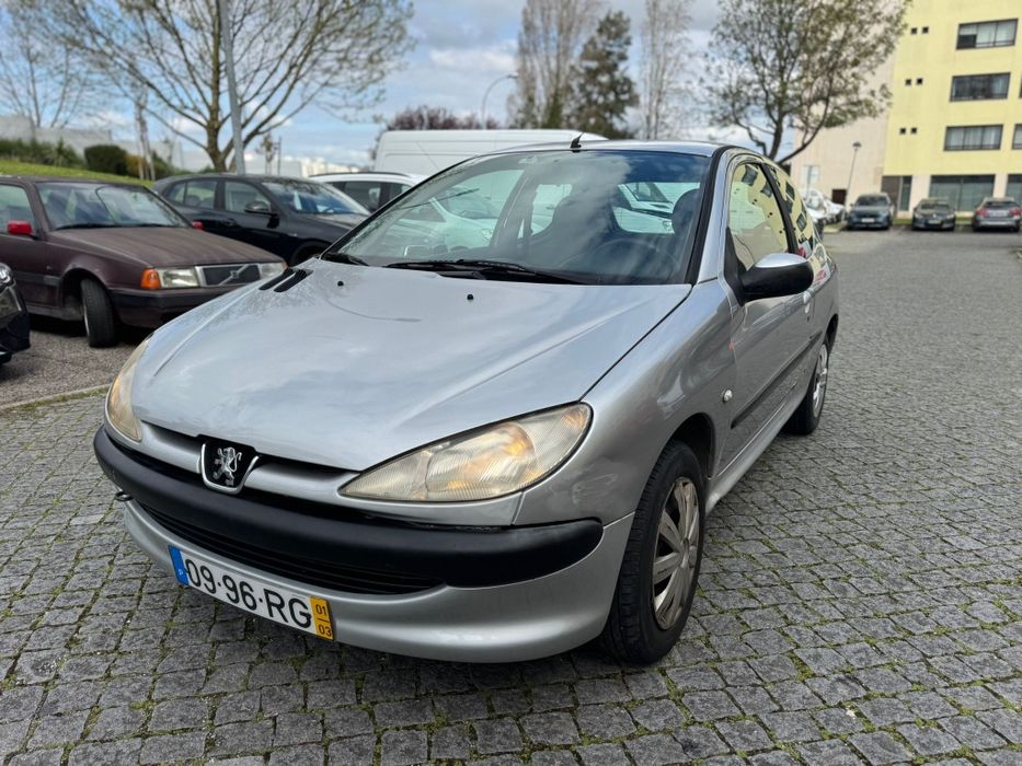 Peugeot 206 1.1 gasolina 5 lugares ano 2001  em bom estado geral.