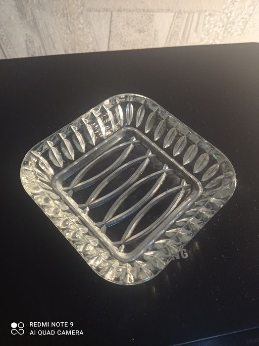 Продаю хрустальные вазы и стеклянные конфетницы.