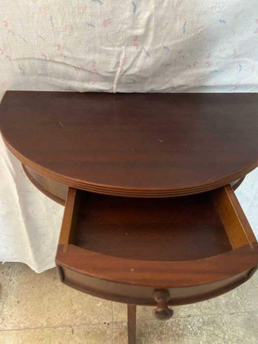 Mesa de telefone antiga em madeira