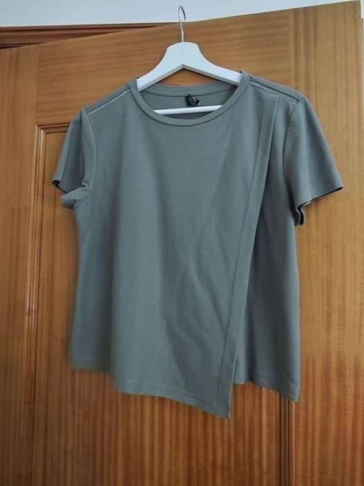 T-shirt verde assimétrica