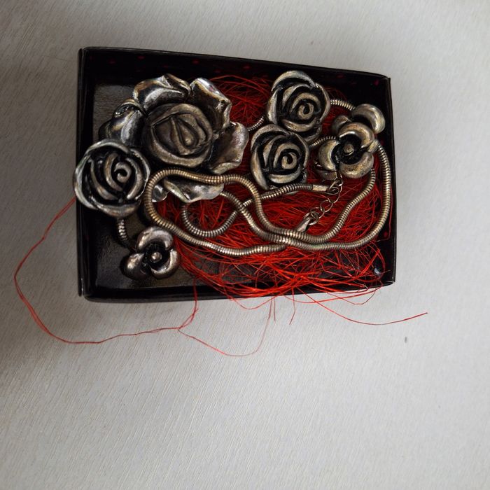 Naszyjnik z różami piekny wygląda jak oksydowane srebro