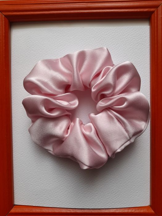 Różowa jedwabna gumka do włosów scrunchie