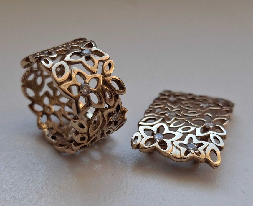 Złoty pierścionek z zawieszką