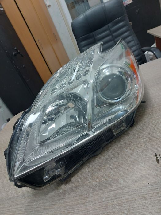 Продам левую фару Toyota Prius