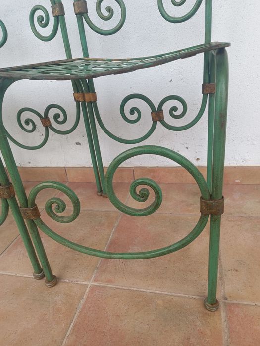 Mesa de vidro e cadeiras ferro forjado