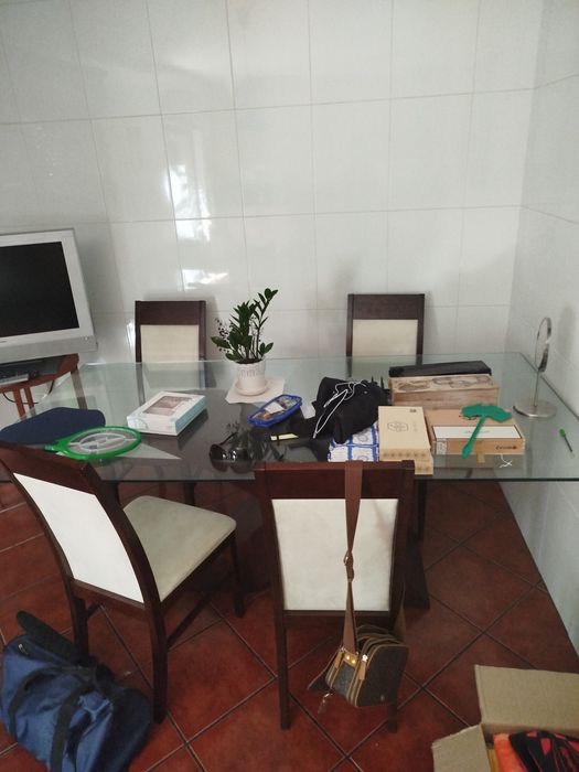 Mesa de vidro e as 4 cadeiras