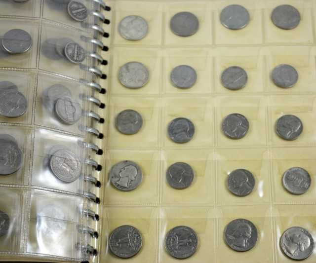 Capa com moedas antigas de diferentes países
