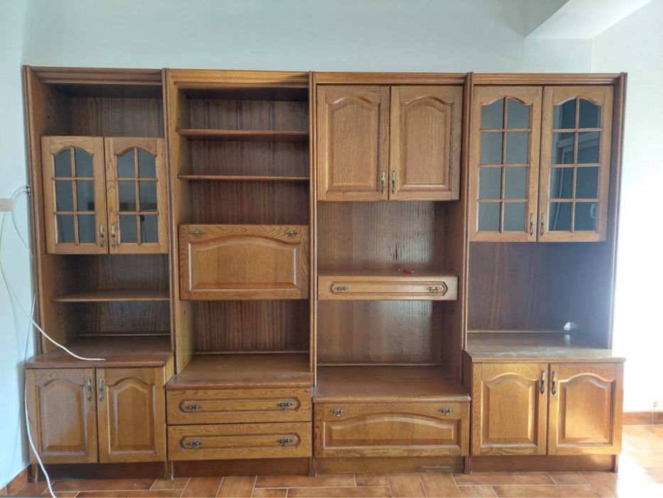 Armário de madeira – amplo, com portas de vidro e ótimo estado