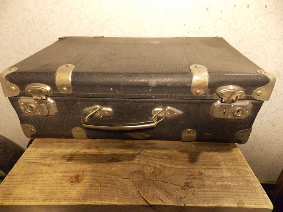 Чемодан старый 50 - х годов . Пр-во : СССР . Дешево - 100 грн .