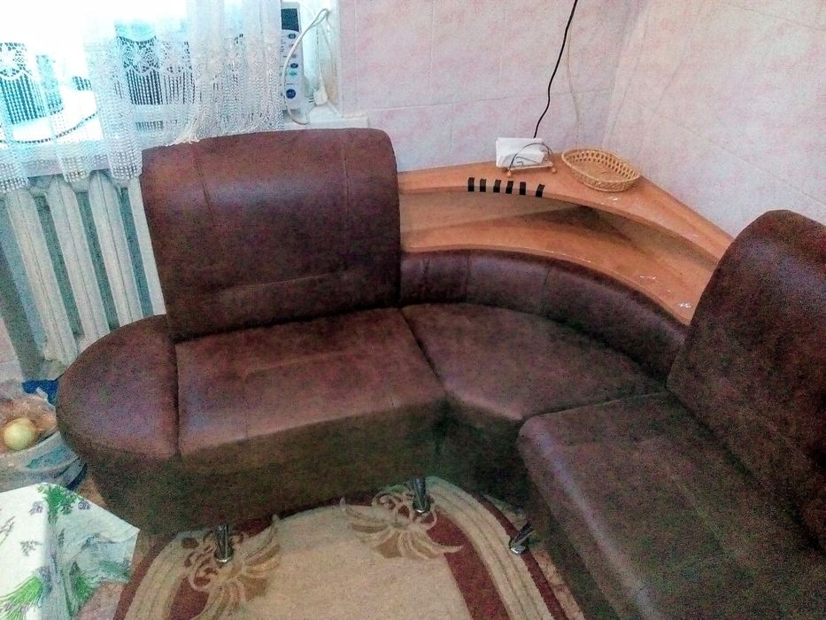 Ремонт та перетяжка м'яких меблів. Великий вибір тканин та фурнітури.