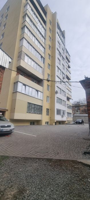 Здається напівпідвальне приміщення.