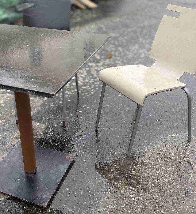 Tables and chairs64585877954049122