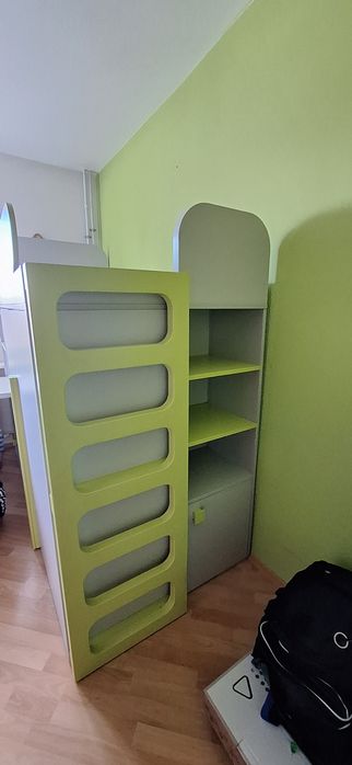 Łóżko piętrowe z garderobą i biurkiem