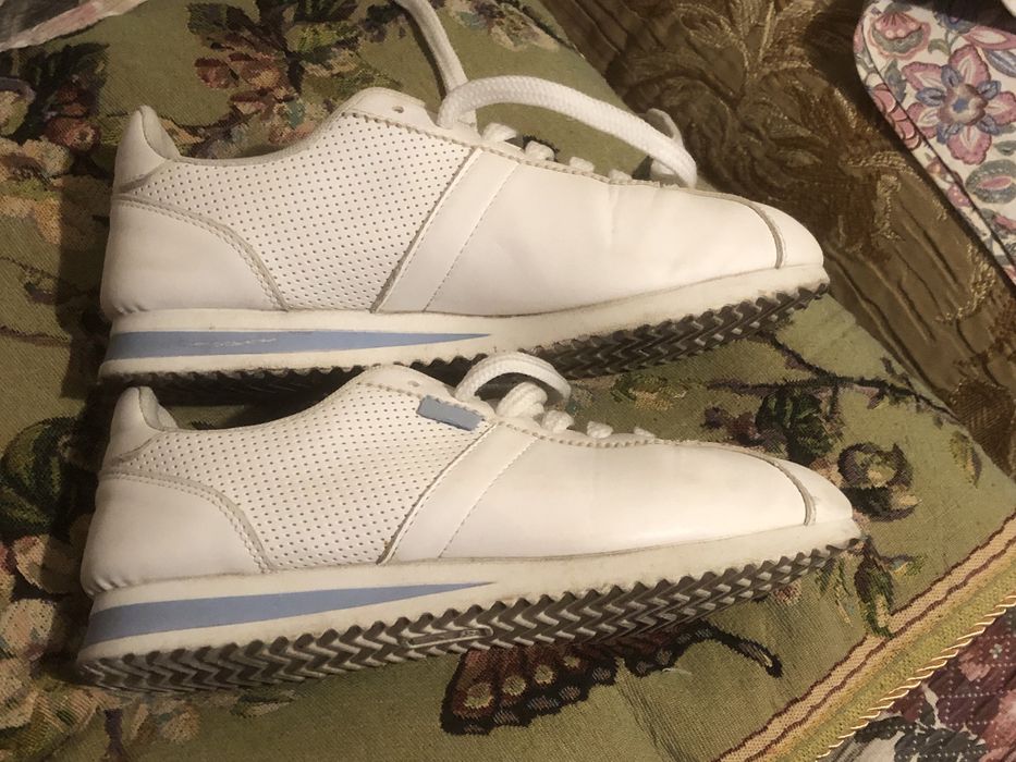 Кросівки жіночі,