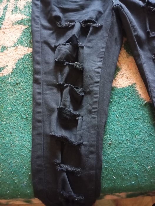 Calças Pretas com Rasgos nas Pernas