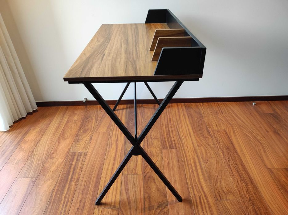 Secretária moderna – madeira e metal – 100x50x84cm