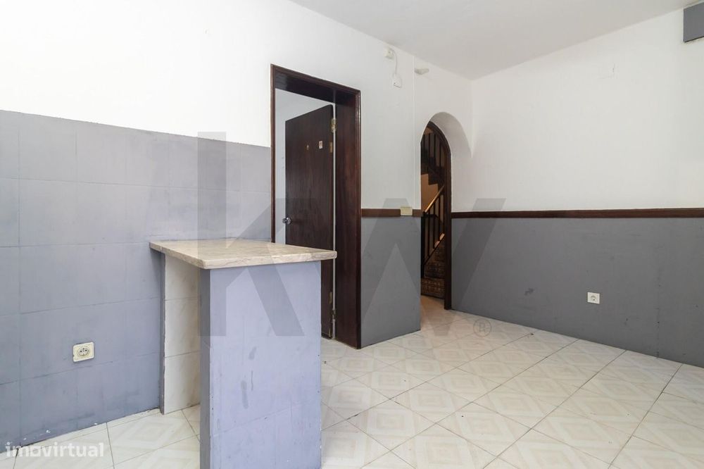 Pequena Moradia com Sótão Aproveitado e Logradouro - Centro de Setúbal
