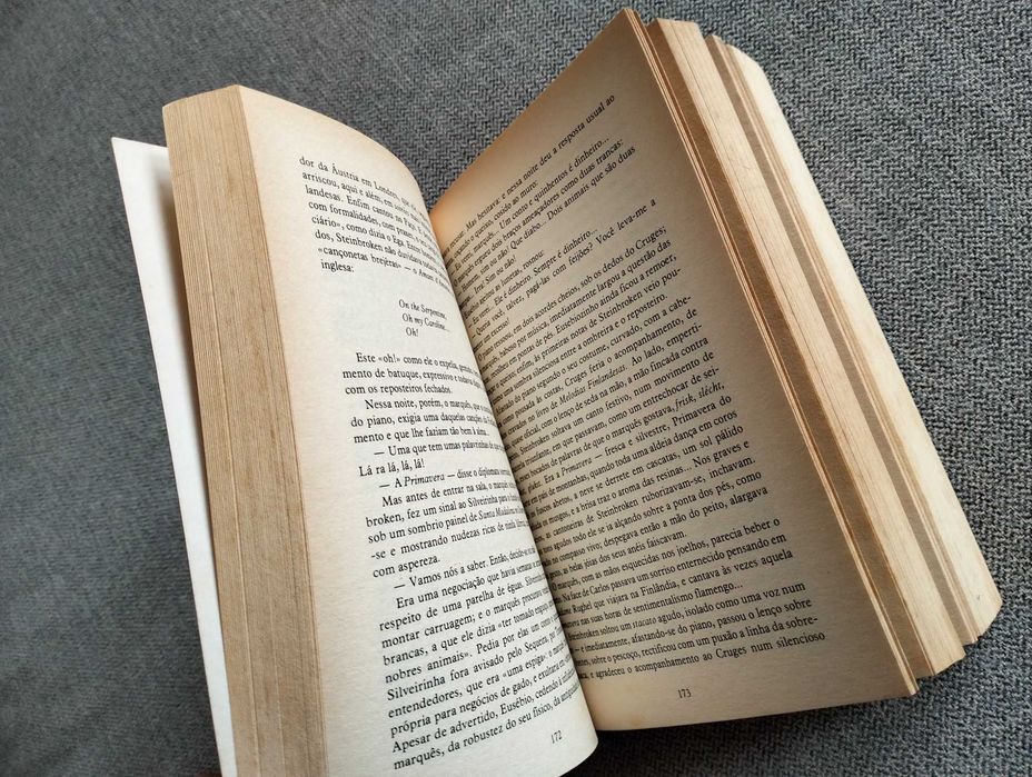 Livro "Os Maias" de Eça de Queirós