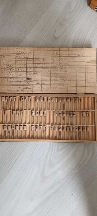 piekna skrzyneczka zegarmistrzowska z fiolkami i jakies czesci