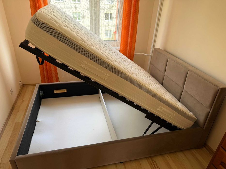 Łoże tapicerowane z materacem i pojemnikiem 140x200
