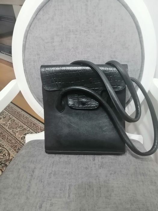 Três Malas de senhora em pele cor preta.