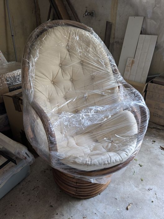 Poltrona Giratória Vintage em Rattan/Vime com Estofo Bege
