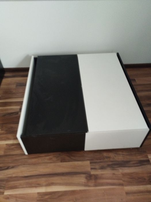 Vox stolik young users