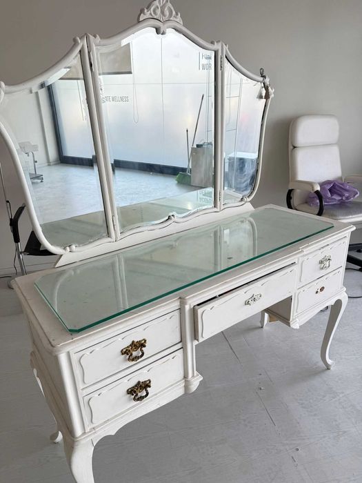 Pechiché / Toucador  Queen Anne com espelho biselado.