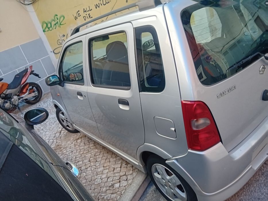 Vendo  carro Suzuki wangonk. Carro anda todos os dias  tem expçao  Seguro 5 passageiros  5 portas  gasolina super econômico