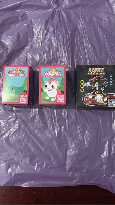 Brinquedos Selados do Happy Meal – Adopt Me! e Sonic (Shadow)64740553594242121