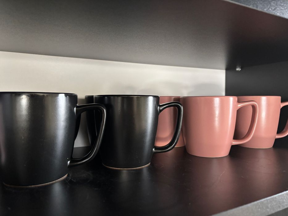 Zastawa czarno-różowa komplet