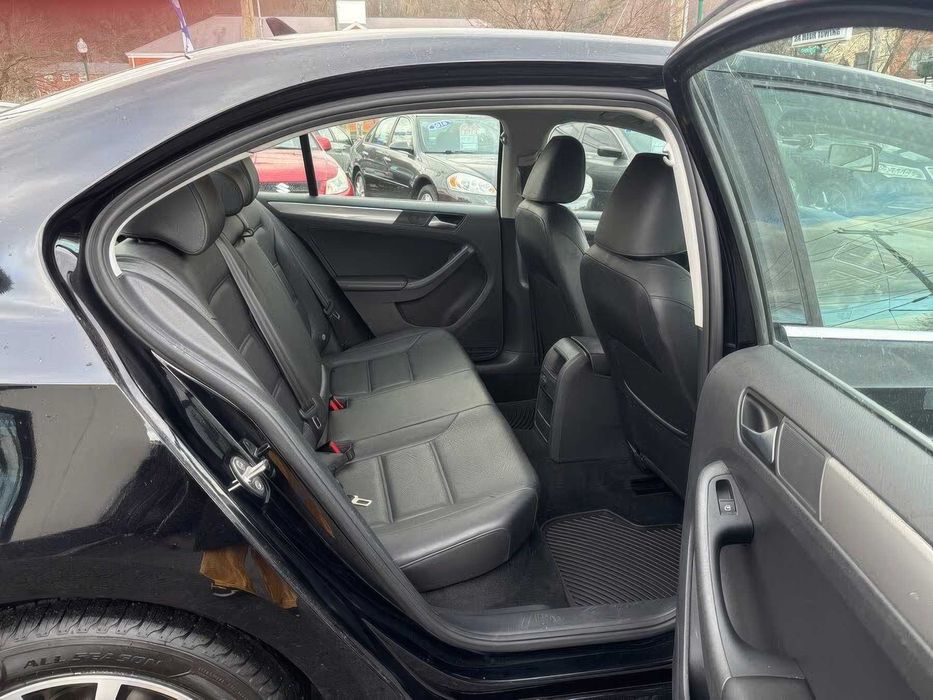 Volkswagen Jetta Sport      2016