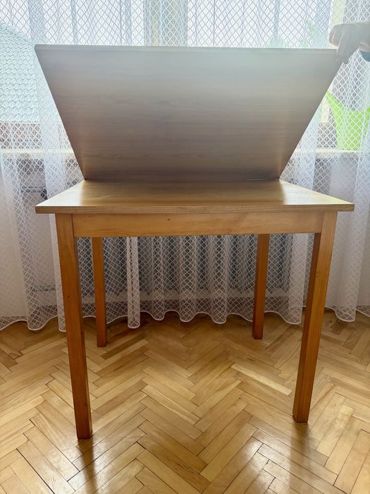 Drewniany stół z rozkładanym blatem
