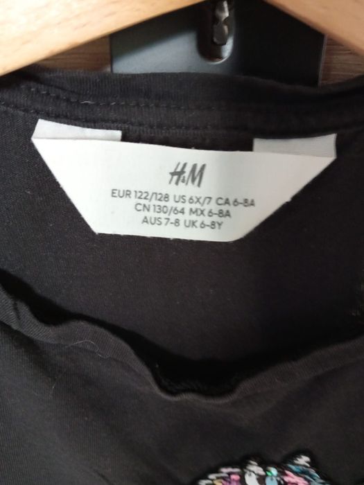 Czarny T-shirt H&M z odwracanymi cekinami 122/128