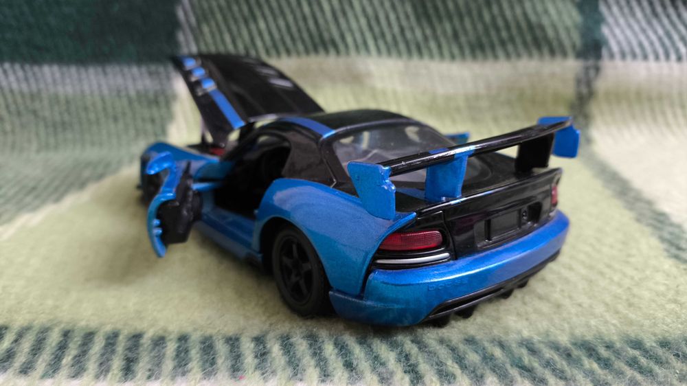 Машинка Dodge Viper SRT10 ACR 1:24 Bburago