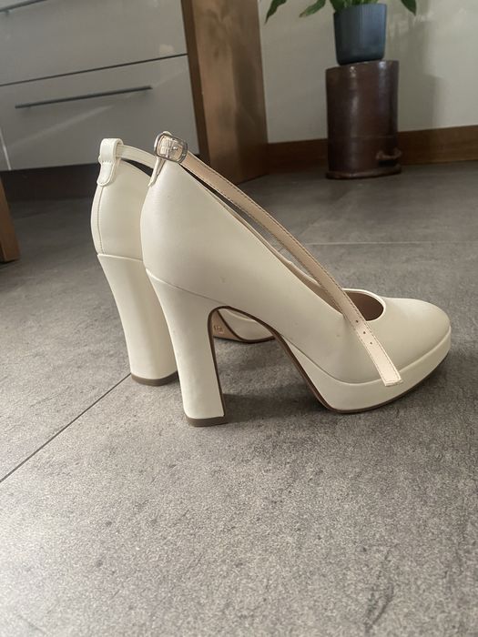 Kremowe buty na slupku ..