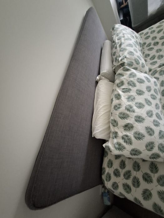 Cama de casal (com colchão higienizado).