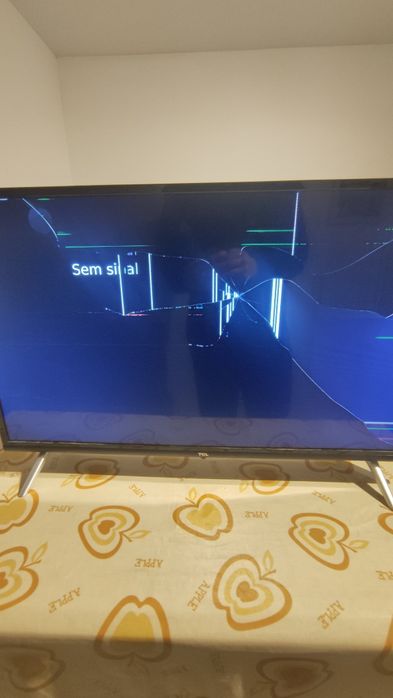 Tv tcl com a tela partida