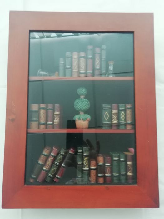 Caixa  decorativa com A 43 cm, L 32,5cm e prof 6,5 cm