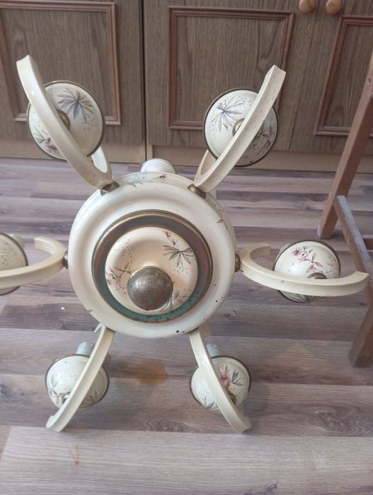 Stary żyrandol uzywany