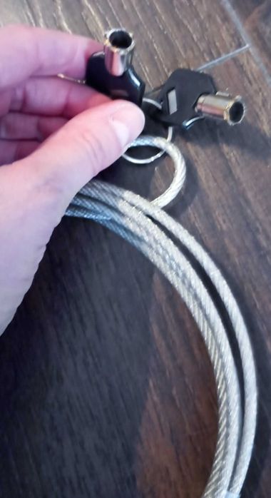 Linka zabezpieczająca do laptopa na kluczyk