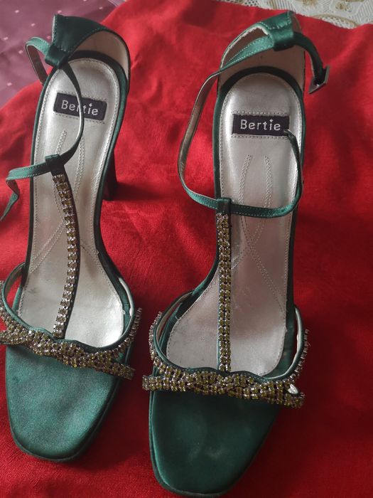 Босоножки шикарные на каблуках зелёный цвет с камнями размером 40