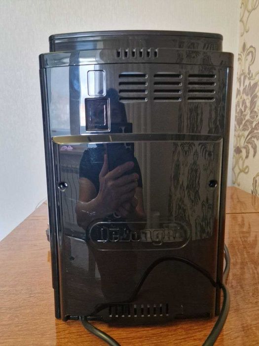Кавомашина автоматична Delonghi ECAM 23.260.B в чудовому стані