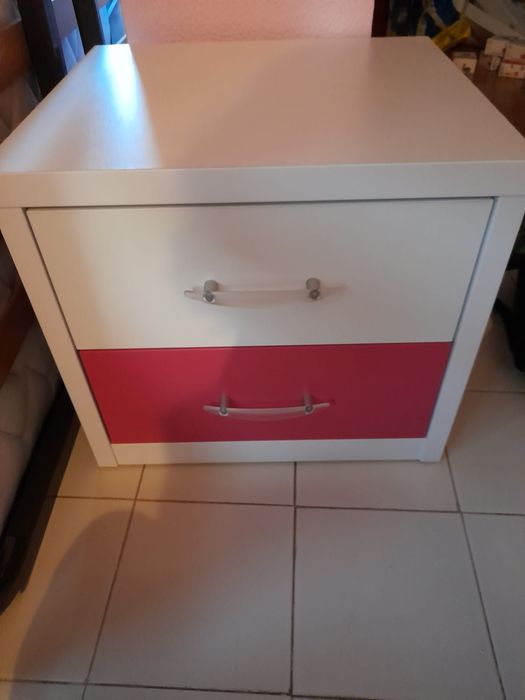 Cama de solteiro infantil com colchão e cabeceira