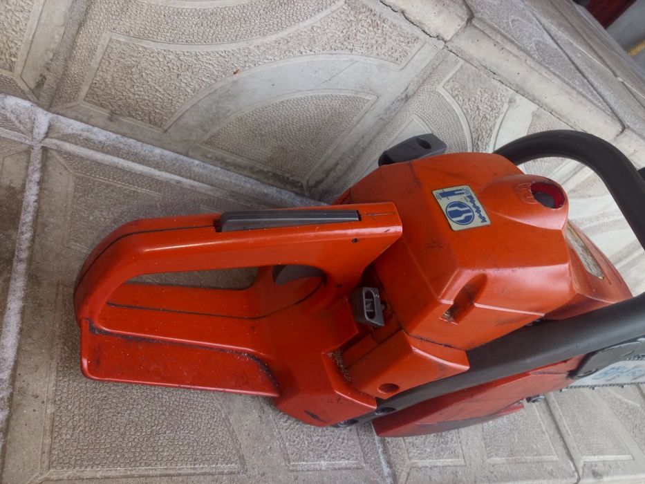 Продам бензопилу хусфарна 142