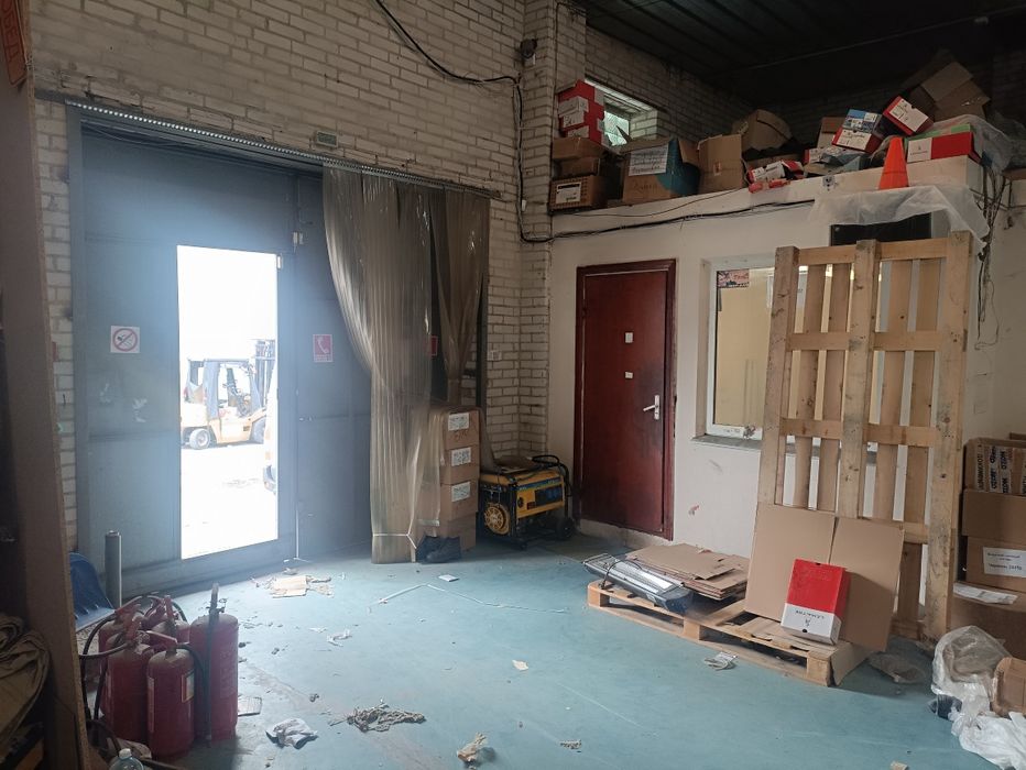 Солом'янський р-н. Склад 378м на рампі, зі стелажами.