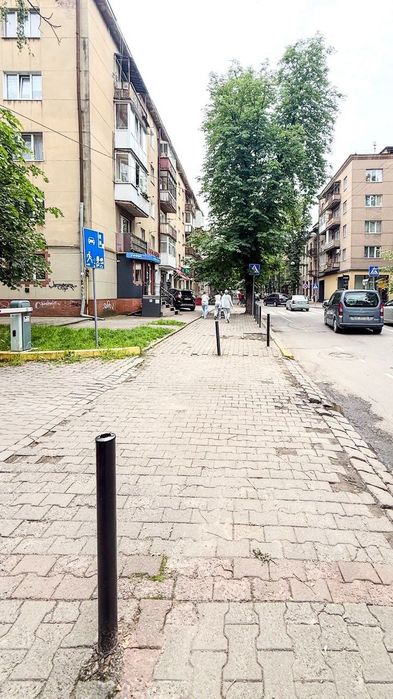 Здам в оренду фасадне приміщення в центрі міста. Перша лінія від дороги, панорамні вікна , пішохідний та автомобільний трафік , парковка . Франка 12 .