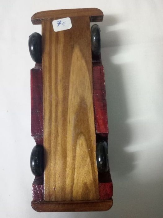 Miniatura de Carro em Madeira