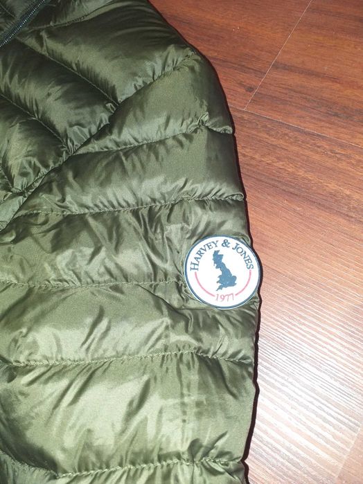 Blusão de penas cor verde tropa