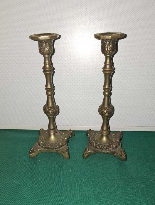 Castiçais / Candelabros para Velas, com relevos, em latão - Anos 50